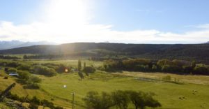 Vista elevada del loteo La Martita con valles y montanas