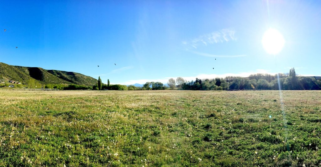 Terrenos disponibles en el loteo La Martita iluminados por el sol